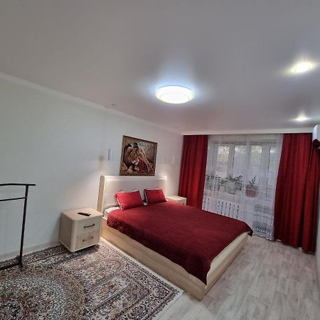 Посуточная Квартира На Мухита C Wi-Fi Uralsk Exterior foto