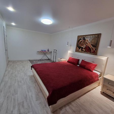 Посуточная Квартира На Мухита C Wi-Fi Uralsk Exterior foto